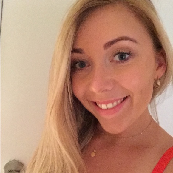 Meet your Posher, Zoe - Picture 2 of 4